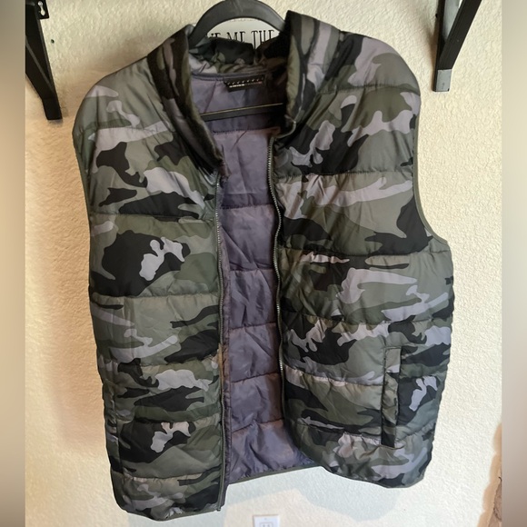 Swiss Tech Camouflage Puffer Vest - Picture 1 of 6